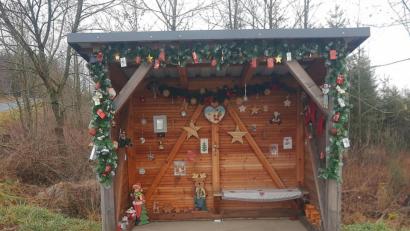 Bild: ld
So liebevoll geschmückt wie dieses Bushäuschen an der Nageler Straße gegenüber von Bernlohe könnte das neue Buswartehäuschen am Hainberg im nächsten Winter auch aussehen. Der Bau- und Umweltausschuss hat z der Schulkinder ein solches beschlossen.