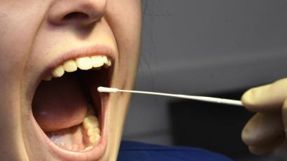 Bild: Petra Hartl
Corona-Schnelltest in einer Amberger Arztpraxis. In Seniorenheimen brauchen Besucher einen solchen Test mit negativem Ergebnis – aber wie soll das an den bevorstehenden Feiertagen bewerkstelligt werden? Das Gesundheitsamt hat auf diese Frage keine Antwort und hat sich deshalb an den Amberger Oberbürgermeister und den Landrat gewandt.