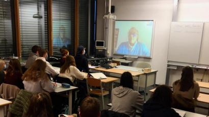 Bild: Stiftland-Gymnasium/exb
Die Elftklässler lauschten bei der Skype-Konferenz dem US-Experten Charles T. Julien.