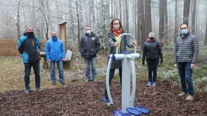 Bild: gru
Ladies first: Bürgermeister Hans-Jürgen Strehl lässt der AOVE-Geschäftsführerin Katja Stiegler den Vortritt am neuen Sportgerät. Mit im Bild die Gemeinderäte Horst Kölbel, Gerd Kölbel und Elisabeth Dehling sowie Gemeindearbeiter Thomas Luber.
