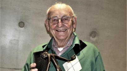 Bild: ubb
Hans-Georg Schulze, der strahlende Träger des ersten Kunstpreises, vergeben vom Verein Kunsthaus Waldsassen, zeigt stolz seine Skulptur ""Zielgerichtet". Mit dieser Arbeit konnte er die Jury überzeugen.