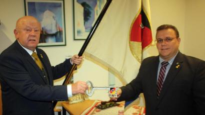 Bild: R. Kreuzer
Günter Bogner (links) übergibt den Schlüssel an seinen Nachfolger Hartmut Schütze.