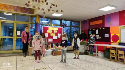 Bild: Grundschule Krummennaab/exb
Sechs Schüler stehen stellvertretend für die 6 Klassen der Grundschule Krummennaab. Rechts hinten Karin Krenkel vom Kinderhaus Steinwaldwichtel Premenreuth, links hinten Sigrid Reger-Scharf, Schulleiterin er Grundschule Krummennaab.