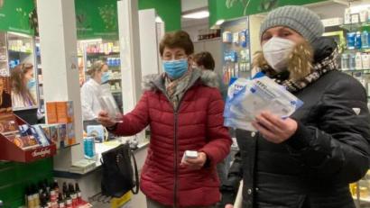 Bild: Claudia Völkl
Die Nachfrage nach FFP2-Masken war gleich zum Start der Aktion riesengroß. Unser Bild entstand in einer Apotheke in Nabburg.