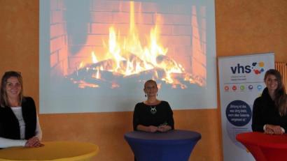 Bild: Bühner
Das Kaminbild gehört zur Vortragsreihe "Business Angels laden zum Kamingespräch". Das Organisationsteam der VHS (von links) Johanna Senft, Susanne Kriesche und Alena Kellner stellt alles vor.