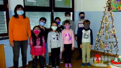 Bild: Stephanie Fuchs/Raiffeisenbank/exb
Die Hortgruppe der Kita St. Josef in Hahnbach veredelt diverse Altmaterialen zu einer Weihnachtsdekoration.