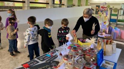 Bild: Jobst-vom-Brandt-Schule/exb
Lehrerin Petra Raithel mit ihren kleinen Kunden beim Weihnachtsbasar in der Aula der Jobst-vom-Brandt-Schule.