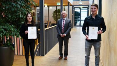 Bild: Stefan Neumann/Amt für Ländliche Entwicklung/exb
Anna Schwarzmaier und Johannes Bayer erhielten von ALE-Behördenleiter Thomas Gollwitzer die Urkunden für den Förderpreis der Bayerischen Verwaltung.