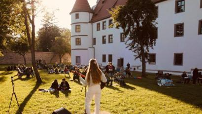 Archivbild: Dominik Schelter/exb
Indie-Songwriterin Laura Heller bei ihrem Konzert im Schlossgarten.