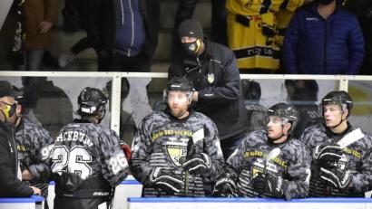 Archivbild: Hubert Ziegler
Hier noch im Trikot des ERSC Amberg mit der Rückennummer 26: Der Kanadier Liam Blackburn geht vom Eis. Obmann Chris Spanger hofft, dass er und David Norris wieder zum ERSC zurückkehren werden.