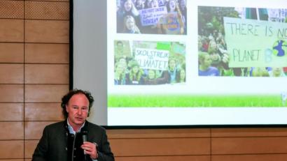 Bild: Hösamer
René Guhl, Geschäftsführer der Privatmolkerei Bechtel, stellte dem Marktrat das Konzept der Bio-Abfallvergärungsanlage vor.