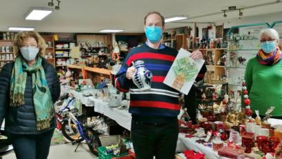 Bild: rha
Dankbar nimmt Pfarrer Matthias Weih die als Christbaum drapierten Geldscheine des Schnäppchen- und Flohmarktladens entgegen. Die 500-Euro-Spende überreichen Gudrun Quarder (links) und Ladenchefin Veronika Pröls (rechts).
