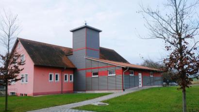 Bild: do
Tatkraft bewiesen zahlreiche Speinsharter Feuerwehrkameraden in vielen hundert Arbeitsstunden beim Anbau an das Gerätehaus. Wegen der Corona-Pandemie musste aber die Einweihung wie auch die 125-Jahr-Feier der Wehr verschoben werden. Zum Jahresausklang besteht für die Brandschützer dennoch, ein Grund sich zu freuen: Der Gemeinderat beschloss die Anschaffung eines Mehrzweckfahrzeugs für die Wehr.