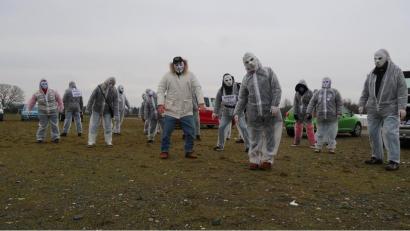 Bild: uz
"Querdenker" demonstrieren auf dem Neuen Festplatz gegen die "Schwarze Wahrheit".