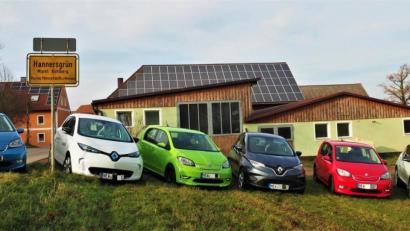 Bild: jml
Ein Hingucker ist diese bunte Flotte von Elektroautos in Hannersgrün. Drei Familien mit je zwei der umweltfreundlichen Stromer. Damit ist der kleine Ortsteil Spitze im Landkreis, was die Dichte an Elektroautos angeht.