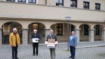Bild: Walter Brucker/Landratsamt Tirschenreuth/exb
Die beiden DAGA-Präsidenten Helmuth Wächter und James P. Federline überreichten an Landrat Roland Grillmeier und Sozialamtsleiter Wolfgang Jäger (von links) eines der Pakete, die ab Montag an Bedürftige verteilt werden.