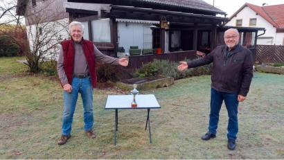 Bild: bsc
Pokalgewinner Peter Bumke (links) von der Schützengesellschaft „Steinwaldia“ Frauenreuth freute sich über den Gewinn der Seniorenrunde 2019/20 des Schützengaus Steinwald. Rundenwettkampfleiter Reinhard Schwarz (rechts) überreichte den von Karl Beer gestifteten Wanderpokal im Garten des Gewinners.
