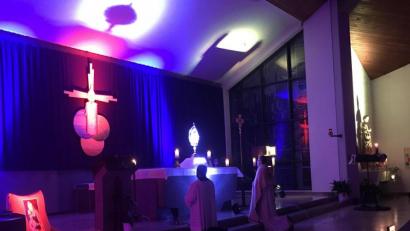 Bild: adj
in der modern und stimmungsvoll beleuchteten Pfarrkirche feierte Pfarrer Josef Hausner ein Modernes Abendgebet im Scheinwerferlicht (Maisl) mit den Firmlingen.
