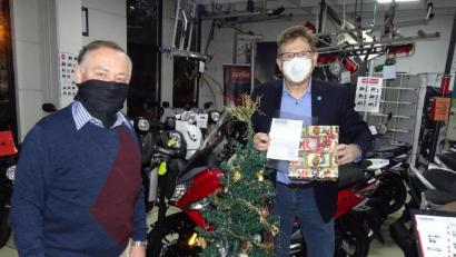 Bild: Houschka
In Zeiten von Corona mit Maske: Unternehmer Peter Stadler (links) übergibt einen Scheck über 2500 Euro an Harald Hollnberger (rechts), den Ärztlichen Direktor des Klinikums St. Marien. Das Geld kommt dem Modellprojekt "Integrative Onkologie" zugute.