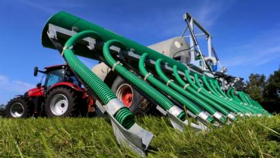 Symbolbild: Karl-Josef Hildenbrand/dpa
Ein Traktor mit Schleppschuhverteiler: Mitglieder des Landwirtschaftsausschusses des Bayerischen Landtags informierten sich über die Möglichkeiten und Grenzen bodennaher Gülleausbringung.