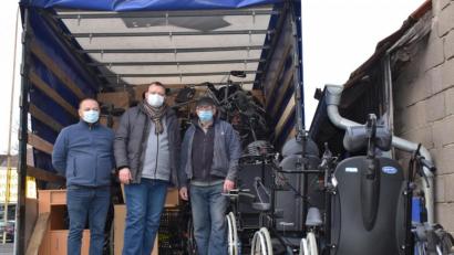 Bild: oe
Georg Beck (rechts) organisiert eine Ladung voller Hilfsgüter für die Ukraine. Der Amberger Inhaber eines Sanitätshauses, der Matthias Hahn, spendierte viele Rollstühle und Krankenhausbetten für die Caritas in dem osteuropäischen Land.