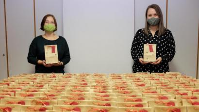 Bild: tkr
Unter dem Motto „15 Minuten Weihnachten in der Tüte“ verpackten Veronika Gabler und Eva Strebl 250 Weihnachtsüberraschungen für die Mitglieder des KFB Teunz. Die Vorstandschaft hatte sich mit der Aktion zum zielgesetzt auch in Coronazeiten ein wenig adventliche Stimmung zu verbreiten.