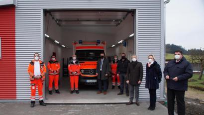 Bild: kaz
Wachleiter Richard Cruz, Sanitäter Thomas Wagner und Edwin Hecht, Bürgermeister Franz Schöner, Rettungsdienstleiter Klaus Dvorak, Gemeinderat Marco Eckert, Landrat Roland Grillmeier, die Zweite Vorsitzende des BRK-Kreisverbands Tirschenreuth, Eva Freifrau von Podewils, und BRK-Kreisgeschäftsführer Holger Schedl (von links) waren zur Eröffnung der neuen Rettungswache in Griesbach gekommen.