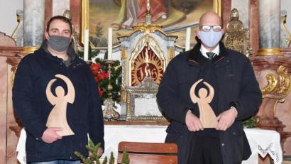 Bild: no
Gemeinsam mit dem evangelischen Pfarrer Thomas Schertel (rechts) präsentiert Thomas Huber zwei überdimensionale Engel in der Filialkirche in Frankenhof. Die Exemplare für den Verkauf messen 13 Zentimeter.