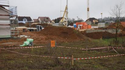 Bild: bö
So gut wie abverkauft ist bereits das neue Wohngebiert am Ledererhang. Baukräne und Bagger beherrschen das Bild noch in den letzten Wochen des alten Jahres.