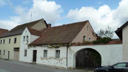 Bild: Portner
Leerstände gibt es in der Innenstadt von Oberviechtach mehrere, wie beispielsweise auch in der Klostergasse (Bild) hinterm Rathaus. Mit dem Kommunalen Entwicklungsfonds hat die Verwaltung ab 2021 eine städtebauliche Handhabe, um flexibler auf die Altstadtentwicklung einwirken zu können.