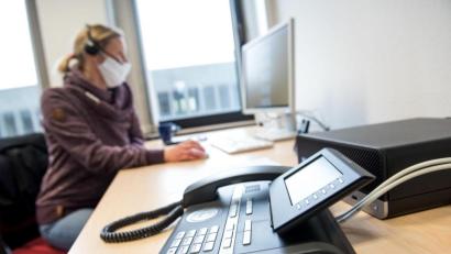 Symbolbild: Daniel Bockwoldt/dpa
Die Kontaktnachverfolgung hat das Gesundheitsamt nach eigenen Angaben im Griff: "Nach wie vor werden alle eingehenden Befunde am aktuellen Tag bearbeitet und fertig ermittelt."