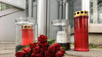 Bild: upl
Vor dem Gebäude der Verkehrspolizei in Amberg stehen Kerzen als Zeichen der Trauer.