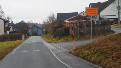 Bild: ld
Hier an der Einfahrt nach Fuhrmannsreuth soll das Tempo durch zwei Halbinseln verlangsamt werden. Umsetzung im Zuge des Ausbaus der Straße