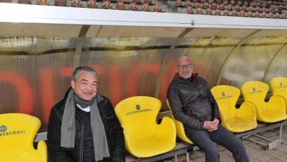 Bild: Wolfgang Steinbacher
Pfarrer Matthias Weigart (links) von der Paulanergemeinde und Wolfgang Wrosch, (2. Vorsitzender des TV 1861 Amberg, hatten sich auf der Trainerbank schon auf die Gottesdienste im FC-Stadion gefreut. Wegen des verschärften Lockdowns wird nun aber nichts daraus.