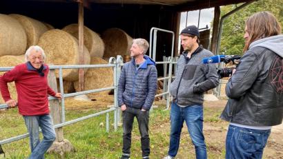 Bild: BR/Eva Schatz
Wolfgang Schumann erzählt den Woidboyz Andi Weindl, Bastian Kellermeier und Uli Nutz (von links) von seinem außergewöhnlichen Hobby.