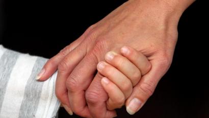 Bild: Karl-Josef Hildenbrand/dpa
Eine Mutter hält die Hand ihrer kleinen Tochter. Das Amtsgericht Schwandorf hat am Montag einen Vater verurteilt, der monatelang keinen Unterhalt für seine Kinder bezahlt hat.