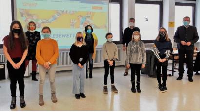 Bild: Maresa Hottner/exb
Im Rahmen des bundesweiten Vorlesewettbewerbs der sechsten Klassen setzte sich Magdalena Werner (vorne, Dritte von links) beim Schulentscheid des JAS-Gymnasiums Nabburg durch. Mit ihr freuten sich die Finalistinnen Leonie Eckert, Lea Wachtel, Cecilia Grundler, Victoria Buchheit und Sophia Rädel (vorne, von links) über Buchpreise. Schulleiter Christian Schwab (hinten, Dritter von links) gratulierte gemeinsam mit dem Juryteam Birgit Wilnauer, Christine Wesnitzer, Bürgermeister Frank Zeitler (hinten, von links) zu dieser tollen Leistung.