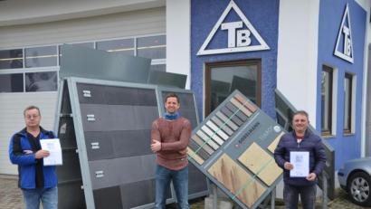 Bild: dob
Firmenchef Michael Töppel (Mitte) weiß treue und loyale Mitarbeiter zu schätzen: Andreas Scheck (links) ist seit 30 und Stefan Müssig (rechts) seit 20 Jahren bei der Firma Töppel Bau beschäftigt.