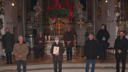 Bild: nid
Als langjährige MMC-Mitglieder wurden (vorne, von links) Ludwig Berger, Karl Fleischer, Alois Elsner und Johann Hösl geehrt. Ihnen gratulierten (hinten, von links) Obmann Michael Rahm, Zentralpräses Josef Schwemmer, Pfarrer und Ortspräses Alfons Kaufmann sowie Kaplan und Neumitglied Florian Frohnhöfer.