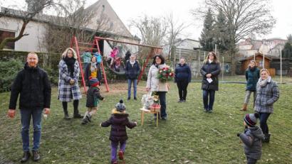 Bild: JOCHEN NEUMANN 
ERBENDORF
Die stellvertretende Kindergartenleiterin Helga Sowa (Mitte) verabschiedete sich in den wohlverdienten Ruhestand. Auf dem Bild die Erzieherinnen mit Kindergartenleiterin Kathrin Öcal (Zweite von links) und Pfarrer Christoph Zeh (links).