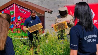 Bild: tkr
Auch mit Umweltschutzprojekten für ihren Nachwuchs hat die Feuerwehr Teunz beim Ostbayerischen Feuerwehrpreis punkten können. Beispielsweise hatten sie ein Bienenhaus aufgestellt und eine Blumenwiese angesät.