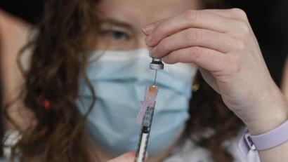 Bild: Jessica Hill/dpa
Die Mitarbeiterin eines Impfzentrums in den USA befüllt eine Spritze mit dem Corona-Impfstoff des Mainzer Pharma-Unternehmens Biontech und seines US-Partners Pfizer. In Amerika laufen die Impfungen bereits, in Deutschland soll es demnächst auch so weit sein.