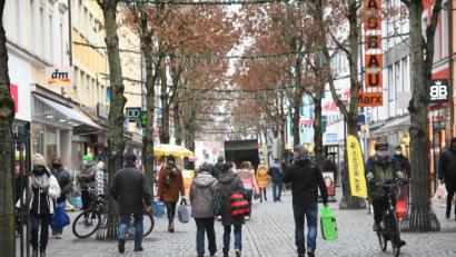 Bild: Gabi Schönberger
Die letzten Weihnachtseinkäufe vor dem zweiten Corona-Lockdown: Am Montagvormittag war die Weidener Innenstadt (hier die Max-Reger-Straße) gut frequentiert.