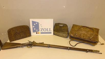 Bild: Hauptzollamt Regensburg
Versteckt in Umzugskartons entdeckte der Zoll im Kreis Schwandorf eine schusssichere Flinte und Handtaschen aus Schlangen- und Krokodilleder.