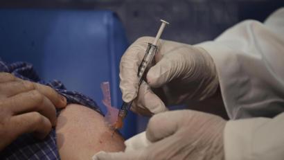 Bild: Carlos Giusti
Eine Impfung gegen das Coronavirus.