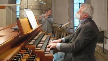 Bild: jzk
Alina Heining an der Querflöte und Josef Zaglmann an der Orgel spielten am dritten Adventssonntag beim Rorate in der Stadtpfarrkirche.