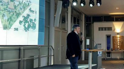 Bild: Sittl/exb
Architekt Christian Schönberger bei der Präsentation der Bebauungsentwürfe via Livestream im Innovision Center in Weiherhammer. Bis 20. Dezember kann jeder Weiherhammerer Bürger ab 14 Jahren online seine Meinung dazu äußern und Anregungen einbringen.