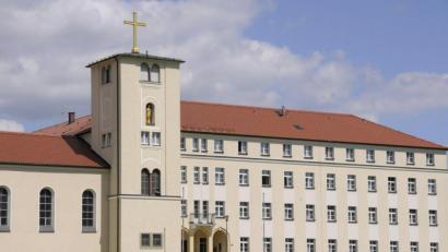 Archivbild: Petra Hartl
Das Mutterhaus der Schulschwestern in Auerbach ist von einem Corona-Ausbruch betroffen.