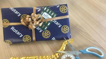 Bild: Rotary Club Weiden
Insgesamt für 3300 Euro packten die Weidener Rotarier Päckchen und erfüllten so persönliche Wünsche.