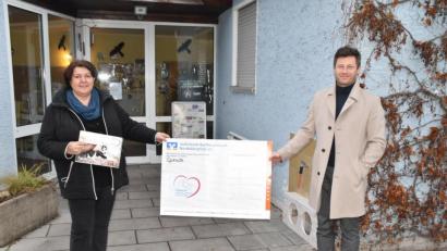 Bild: hcz
Ein Herz für Tiere hat Landtagsabgeordneter Christoph Skutella. Neben mehreren anderen Organisationen bedachte er auch den Tierschutzverein mit einem Teilbetrag seiner Diätenerhöhung und übergab einen Scheck an Mariele Junak.